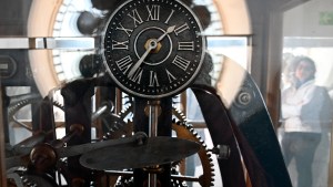 La historia de la torre del reloj del Centro Cívico de Bariloche, en visitas guiadas
