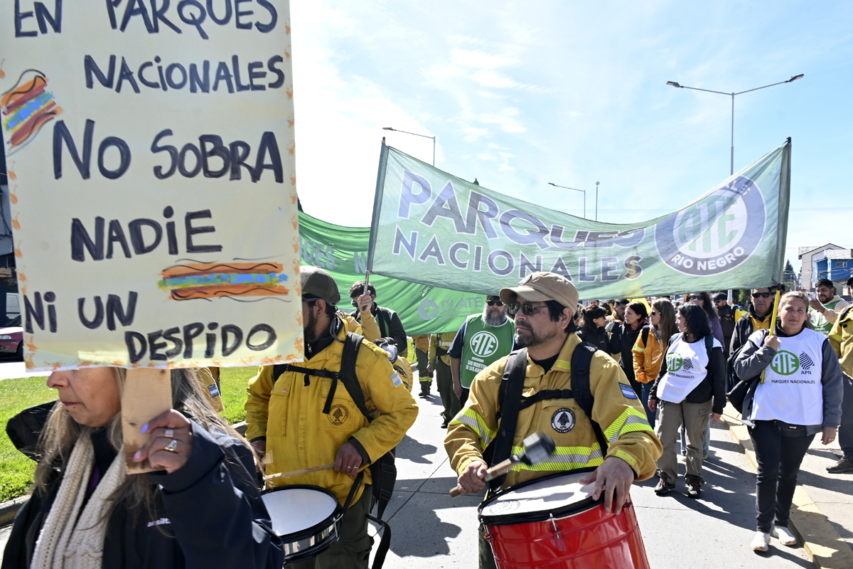 Trabajadores de Parques Nacionales de la región cordillerana se unieron la semana pasada para manifestarse en Bariloche y mantienen el reclamo por los despidos. Foto: Archivo/ Chino Leiva