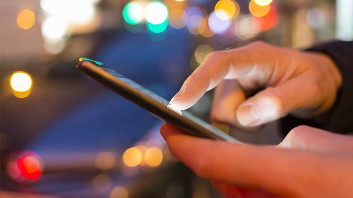 Un estudio reveló que la mayoría de los adolescentes se sienten "tranquilos" sin el celular. 