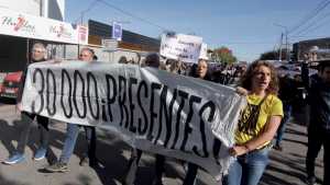 24 de Marzo: marcharon por la Memoria con un acto artístico en Centenario