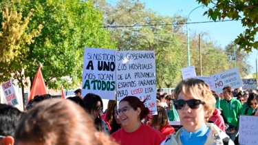 Multitudinaria marcha de trabajadores hospitalarios en Cipolletti. Foto: Florencia Salto
