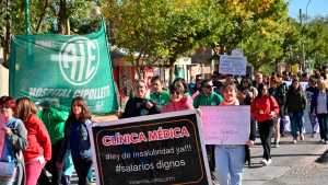 Hospitalarios siguen con manifestaciones y acampes durante Semana Santa, en Roca, Cipolletti y Bariloche