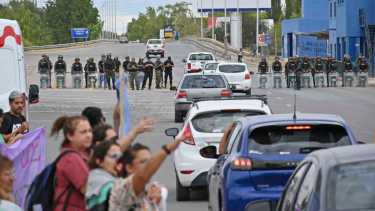 La movilización será mañana en el puente. foto archivo