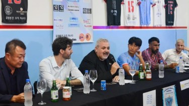 Euihyeon Jung en conferencia de prensa junto al presidente de Yupanqui, Dante Majori. Foto: Prensa Yupanqui.