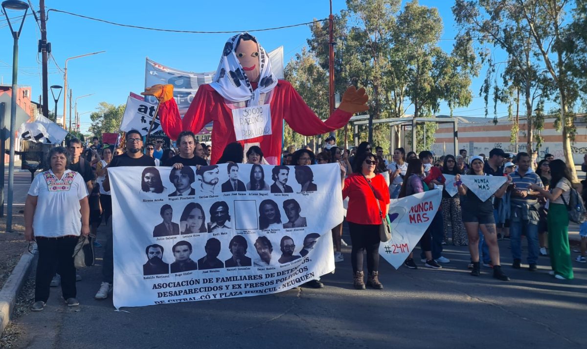 Organizaciones sociales, políticas, sindicatos y vecinos participaron de la marcha (Foto: Andrea Vazquez)