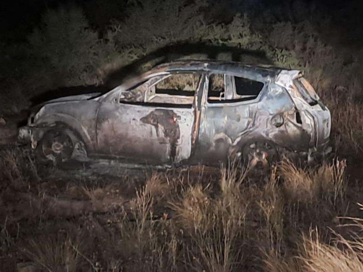 Misterio: un incendio destruyó un auto en Choele Choel, pero no encuentran al conductor. (Foto: gentileza Radio Municipal Luis Beltrán)