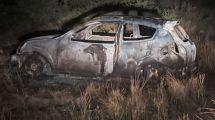 Imagen de Misterio: un incendio destruyó un auto en Choele Choel, pero no encuentran al conductor