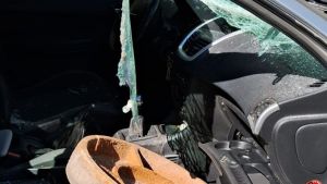 Explotó una tapa de cloaca sobre un auto en movimiento, en Neuquén
