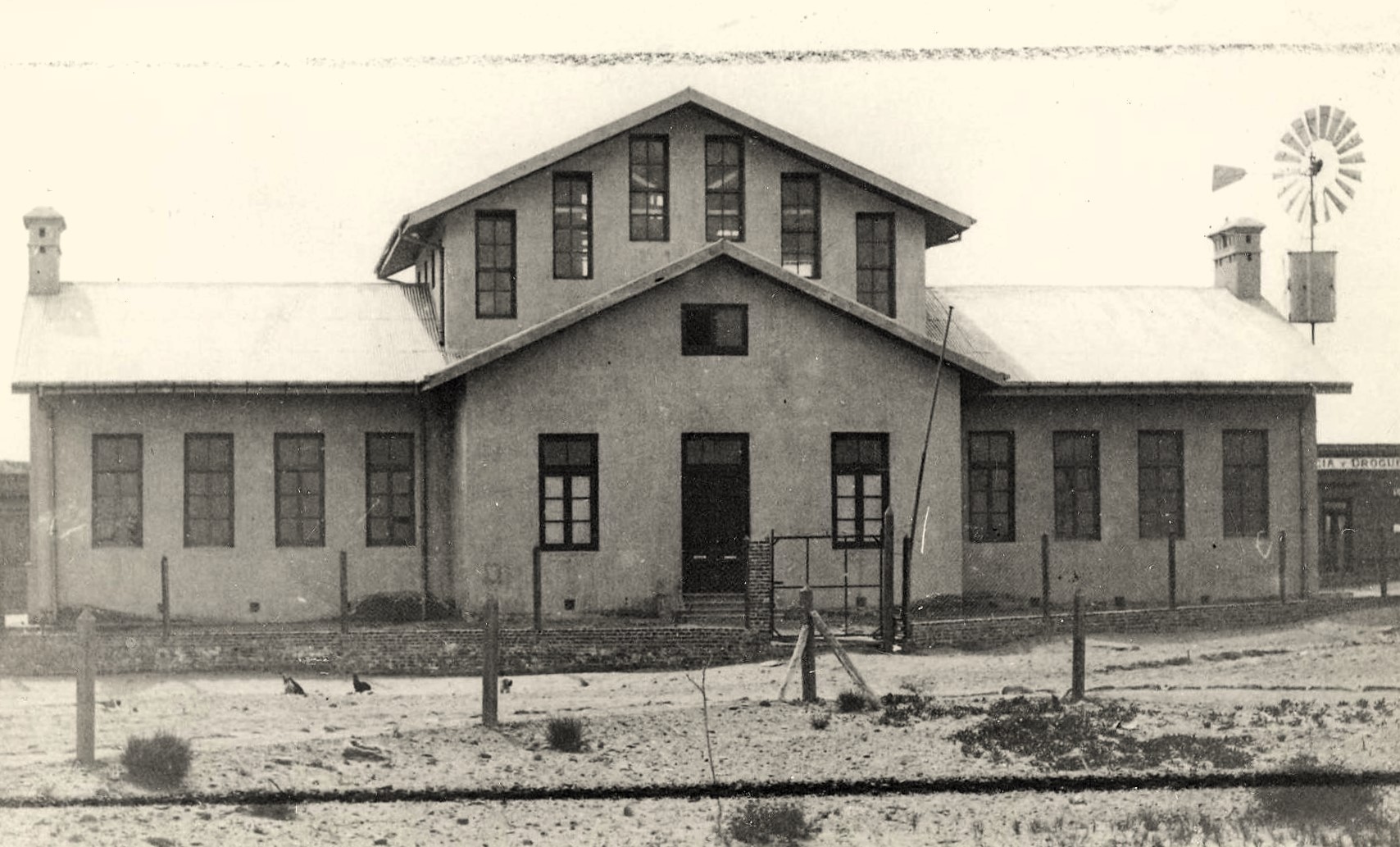 El antiguo edificio de la Escuela N° 2, construido y demolido en la esquina de Carlos H. Rodríguez y Av. Argentina. Foto: Sistema Provincial de Archivos de Neuquén. 