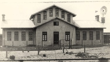 El antiguo edificio de la Escuela N° 2, construido y demolido en la esquina de Carlos H. Rodríguez y Av. Argentina. Foto: Sistema Provincial de Archivos de Neuquén. 
