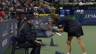 Rublev le gritó al juez de línea y lo descalificaron.