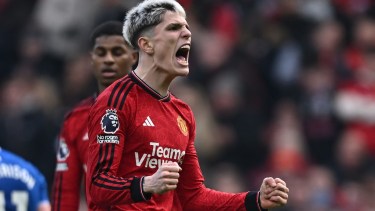 Garnacho tuvo un gran desempeño ante Everton, generó los dos penales.  