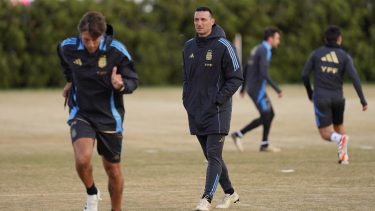 Scaloni hoy tendrá su primera práctica con el plantel completo. (Foto: AFA)