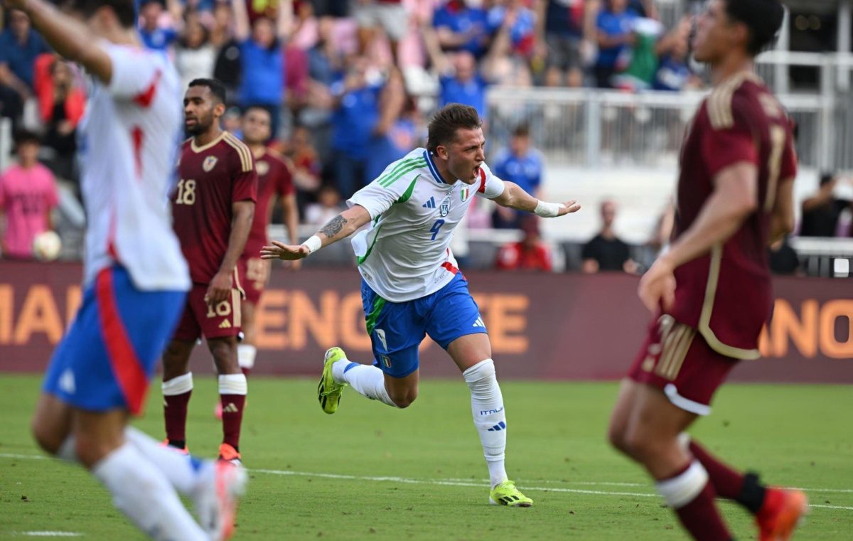 Mateo Retegui metió los dos goles en el triunfo de Italia ante Venezuela.