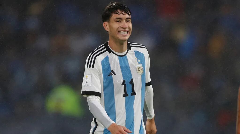 La joya de la Selección Argentina que busca incorporar el Aston Villa de Dibu Martínez thumbnail