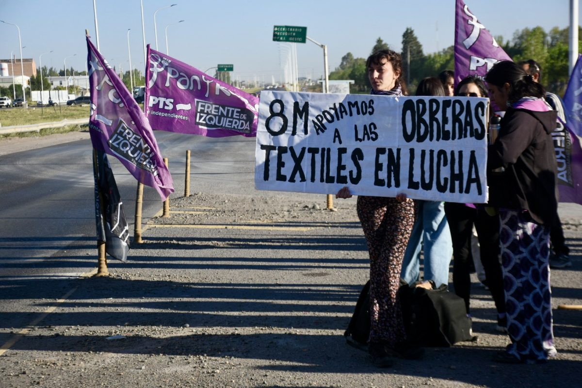 Las textiles organizaron una volanteada sobre la Ruta 7, en Neuquén, por el Día de la Mujer. (Matías Subat)