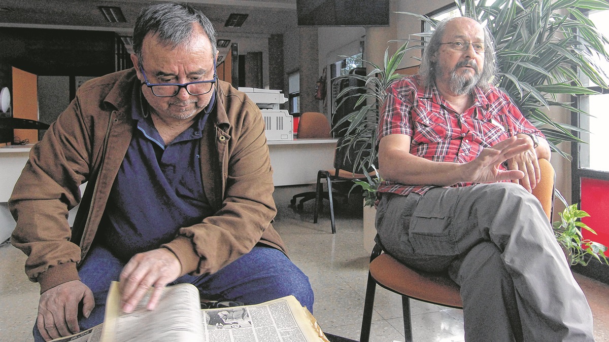 Junto a Bernardo Guerra (izquierda) y Walter Pérez (derecha), el grupo de aquellos años sigue en contacto.
