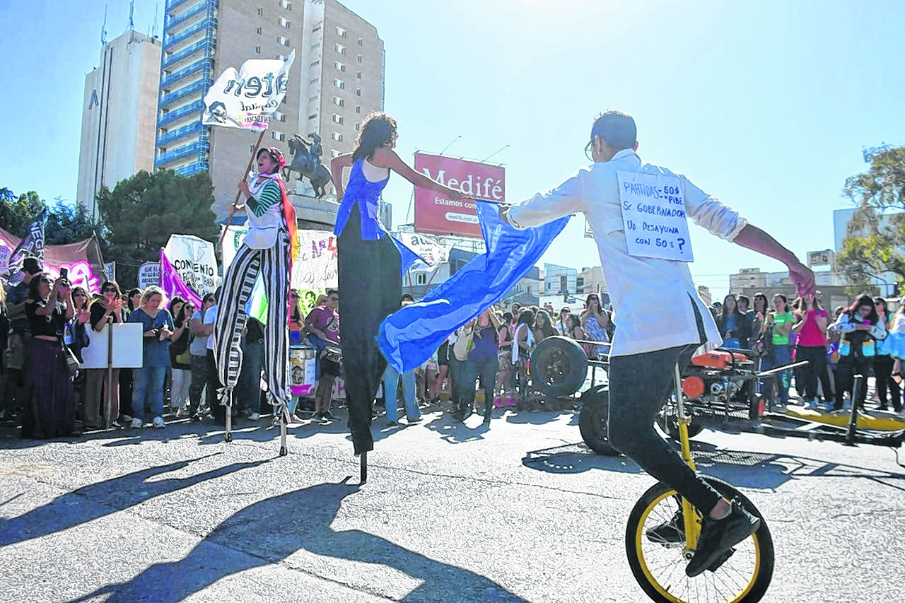 La marcha de ayer en Neuquén es parte del plan de lucha que incluye un segundo día de paro para hoy martes (Matías Subat)