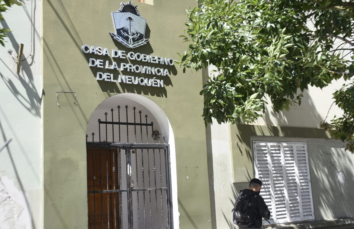 El gobierno de Neuquén recibe y reparte entre los municipios el 15% del total de ingresos (Florencia Salto)