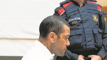 Hoy Dani Alves transita sus días en el Centro Penitenciario Brians 2 y el club blaugrana decidió retirarle la mención de honor.