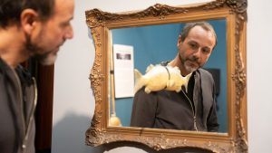 Pablo Bernasconi reedita sus primeros cuatro libros: “Mi forma de relacionarme con el lenguaje es el humor”