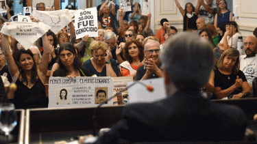 Familiares de las víctimas y defensores de derechos humanos celebraron el fallo histórico que condena a represores por crímenes durante la Noche de los Lápices.