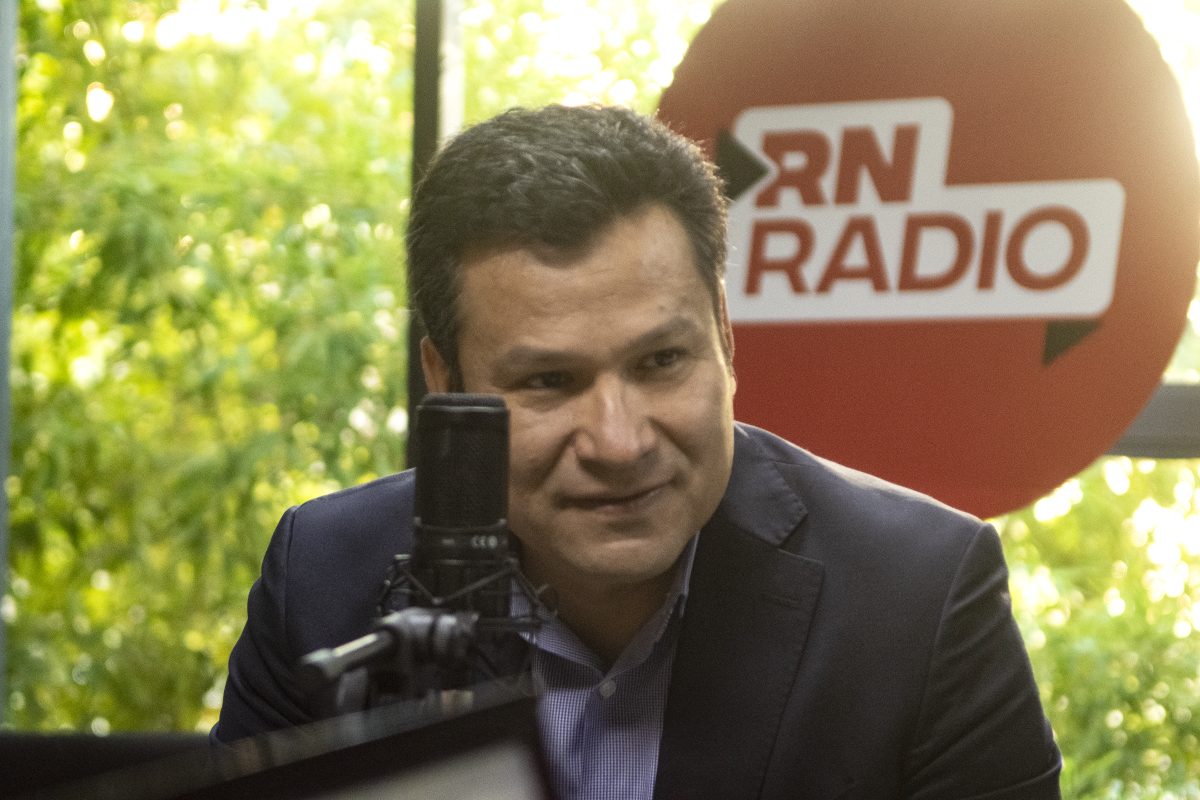 Osvaldo Llancafilo, diputado nacional del MPN, en los estudios de Río Negro Radio. Foto: Cecilia Maletti.