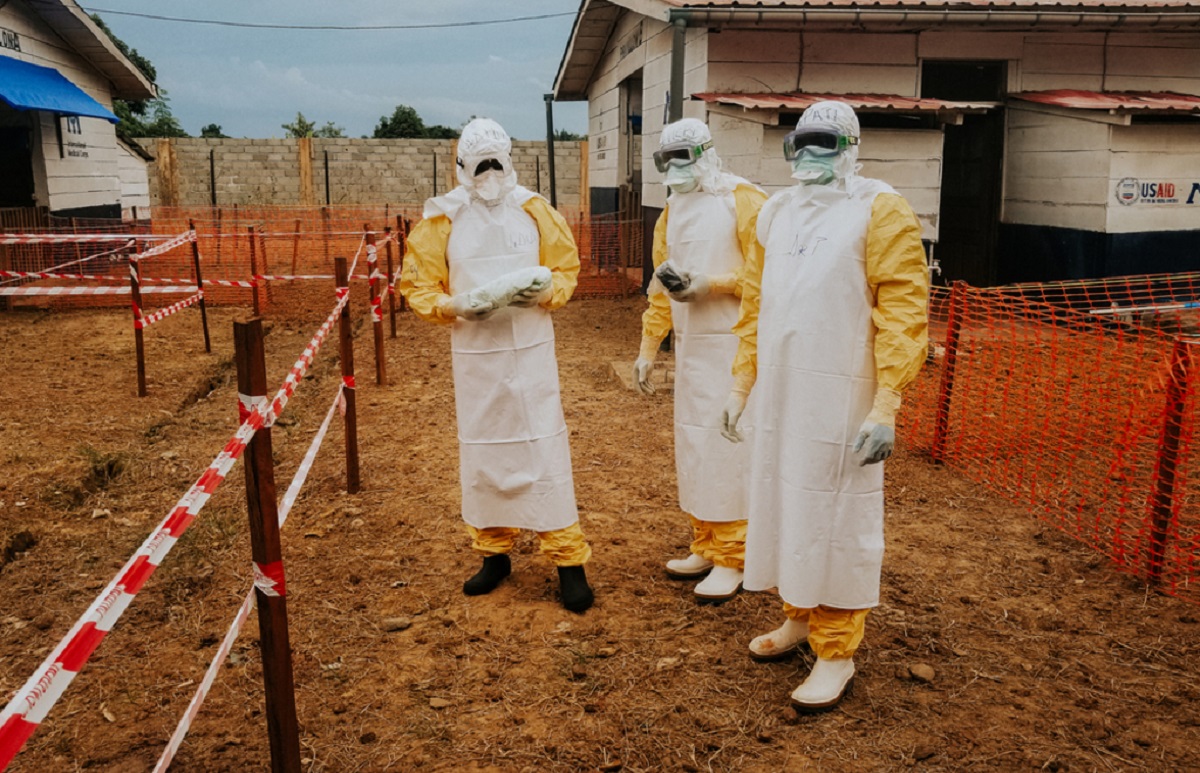 Papy Dieya, médico de Médicos Sin Fronteras (MSF), y dos miembros del personal del Ministerio de Salud congoleño en el centro de tratamiento del ébola de Wangata, Mbandaka, República Democrática del Congo (2022). Foto: Gentileza MSF.
