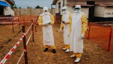 Papy Dieya, médico de Médicos Sin Fronteras (MSF), y dos miembros del personal del Ministerio de Salud congoleño en el centro de tratamiento del ébola de Wangata, Mbandaka, República Democrática del Congo (2022). Foto: Gentileza MSF.
