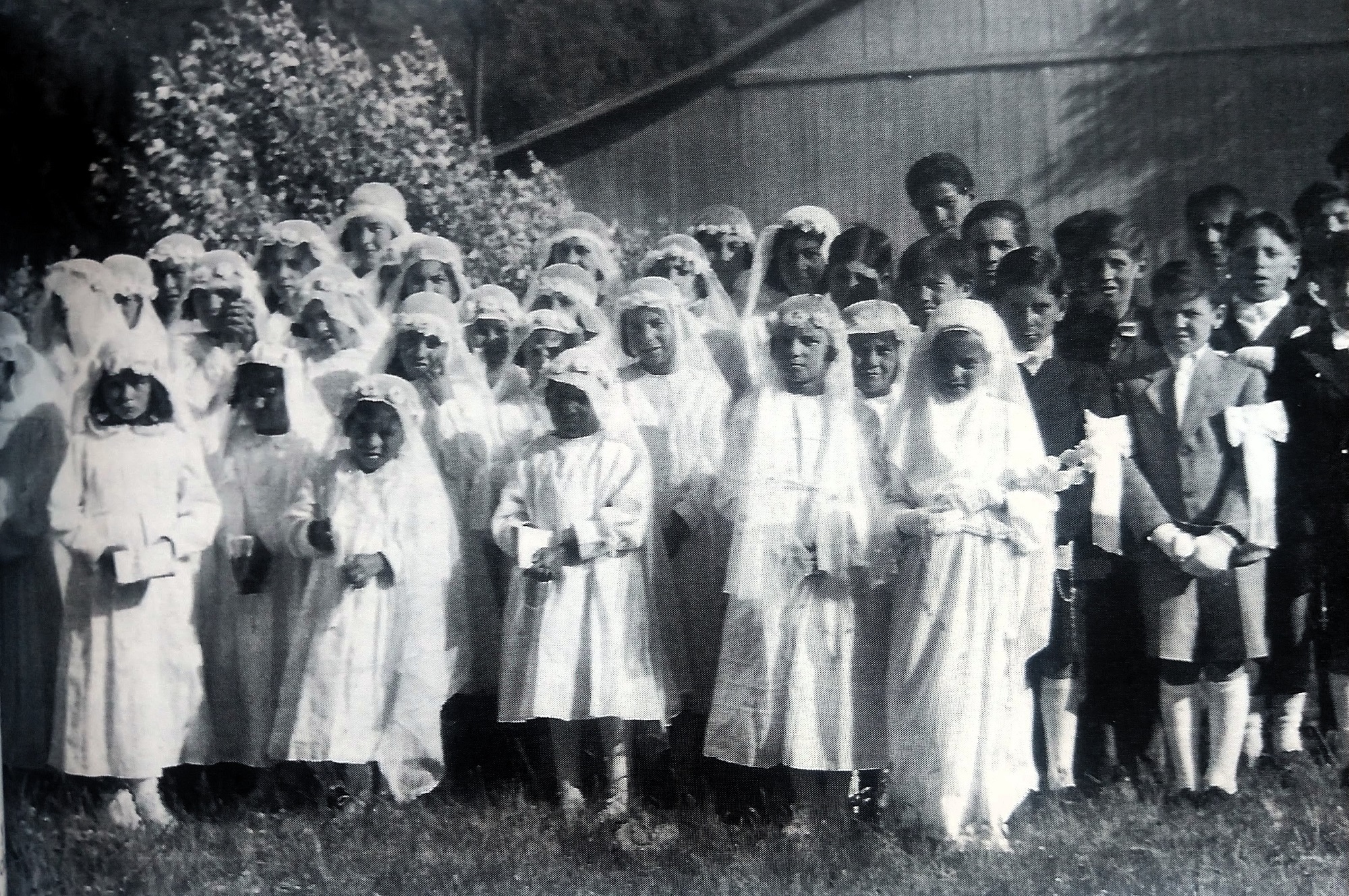 La infancia, la sencillez y la fe: el día que Maclovia tomó la comunión, en 1938. Es la que aparece adelante, en el extremo izquierdo - Foto: Gentileza Ana María de Mena.