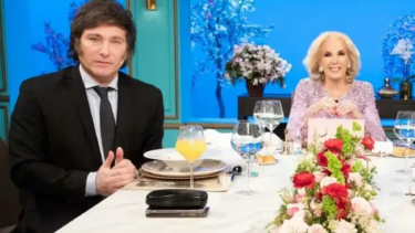 Mirtha Legrand y Javier Milei enfrentados por el cine Gaumont de Buenos Aires. 