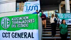 Trabajadores bloquean el acceso al ISSN en Neuquén: reclaman que no se cumple con la ley del convenio colectivo