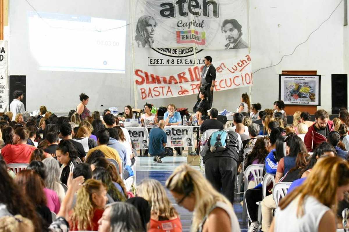 La asamblea de ATEN Capital es en la EPET 8 de Neuquén. Foto: Matías Subat.