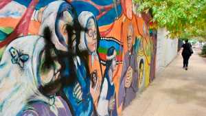 Una vez más: Una cruz esvástica en un mural de las Madres, en Neuquén