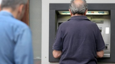 Los pensionados cobrarán también el bono de 70 mil pesos de ANSES.-