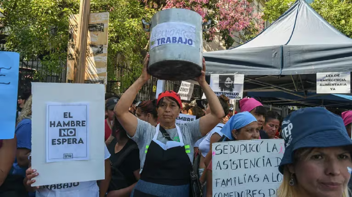 los trabajadores del organismo científico protestaron en la calle contra "el ajuste de Milei". 