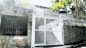 Dirigentes opositores al régimen de Nicolás Maduro están refugiados en la embajada argentina en Caracas