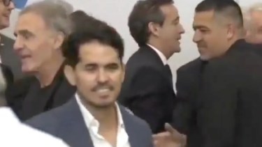 Cómo fue la reacción de Oscar Ruggeri cuando se acercó Riquelme en el sorteo de la Conmebol