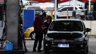 A punta de pistola amenazaron a un empleado y robaron una estación de servicio en Roca