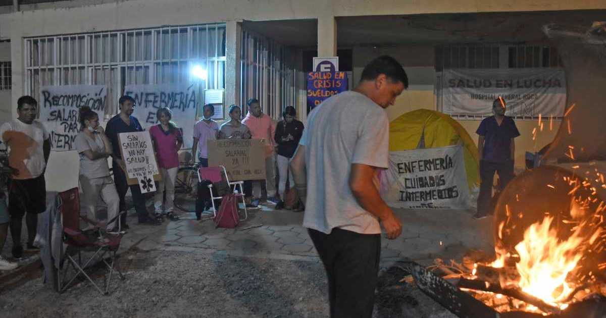 Trabajadores de salud acampan en el hospital de Roca en reclamo por mejoras salariales thumbnail