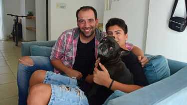 Federico junto a su hijo Noah y Alaska, la integrante perruna. Foto: Andrés Maripe