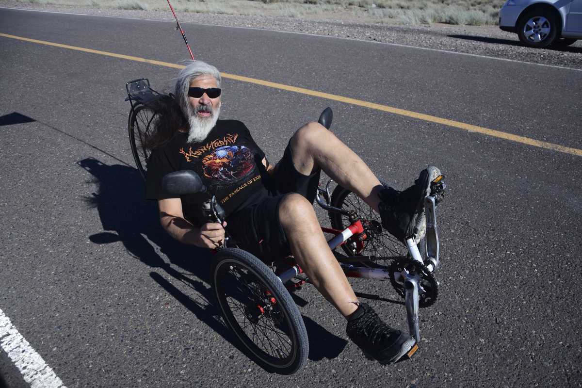 Beto recorre las rutas del país con su triciclo que él mismo fabricó. Foto Andrés Maripe