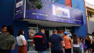 Desde temprano hubo filas de gente comprando entradas para la función de apertura. Foto: Andrés Maripe