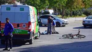 Video: una joven que iba en bicicleta fue hospitalizada tras chocar con un auto en pleno centro de Roca