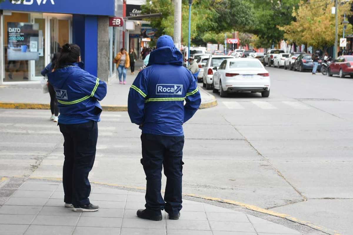 Actualmente, el 50% de la recaudación por el estacionamiento en Roca se destina a becas y el resto va a Rentas Generales. (Foto: Juan Thomes)