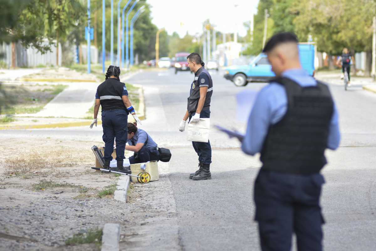 Un joven fue baleado en Roca: los atacantes se dieron a la fuga en moto. Fotos Juan Thomes