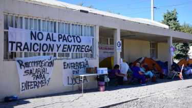 Video: Trabajadores del hospital de Roca continuarán con el acampe esta noche por mejoras salariales