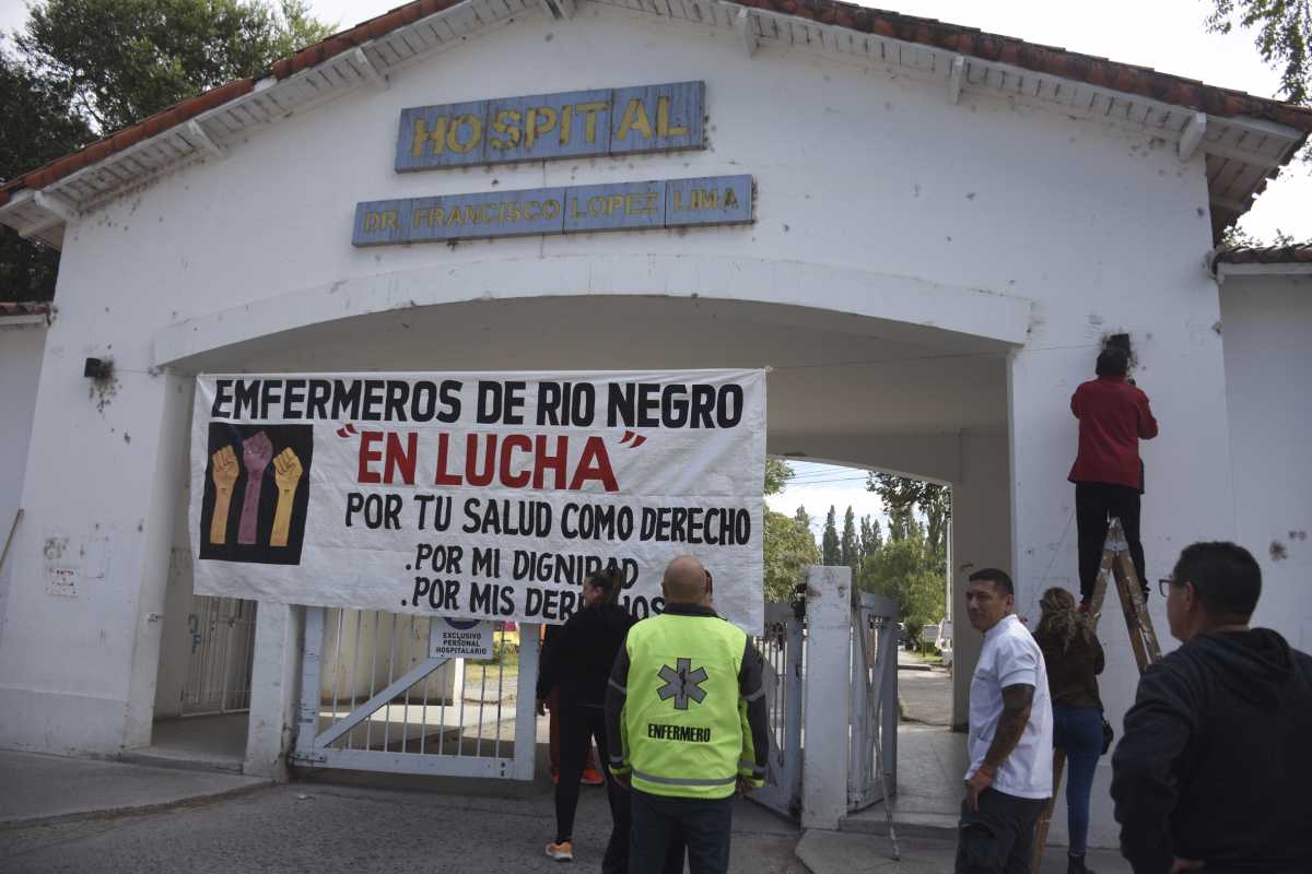 Trabajadores de la salud en Río Negro continúan protestando por "mejores condiciones laborales y salarios dignos". Fotos Juan Thomes.