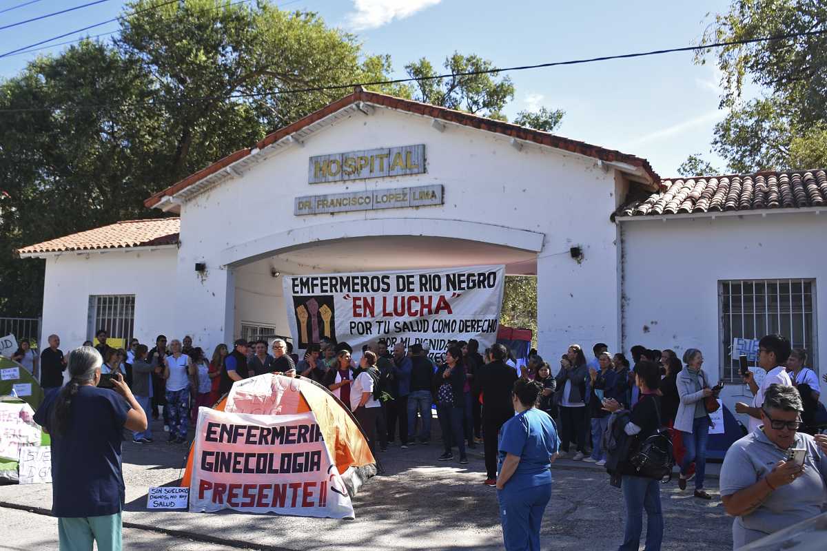 Trabajadores de la salud cerraron los ingresos al hospital de Roca en medio de un conflicto salarial.