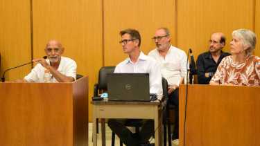 Vila, defensor de Caffaratti (centro), dijo que se trata de un delito continuado y no hechos en concurso real. Hoy será el turno de Patricia Espeche, abogada del resto de los imputados. (Foto: Andrés Maripe)